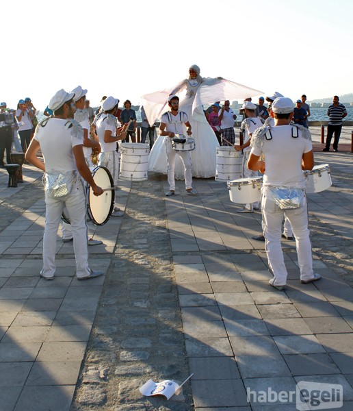 �lerlemek �&ccedil;in L&uuml;tfen Foto�raf�n &Uuml;zerine T�klay�n�z >>