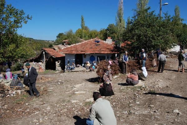 �lerlemek �&ccedil;in L&uuml;tfen Foto�raf�n &Uuml;zerine T�klay�n�z >>